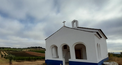 Paisagem da vinha e da capela de S. Miguel, em Borba, restaurada novamente pela Camara Municipal..
